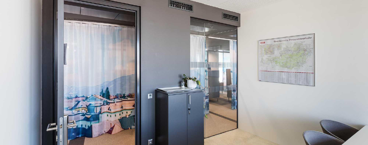 Innenaufnahme eines kleineren Bürozimmers in der ÖBB-Unternehmenszentrale, das mit Lüftungselementen ausgestattet wurde.