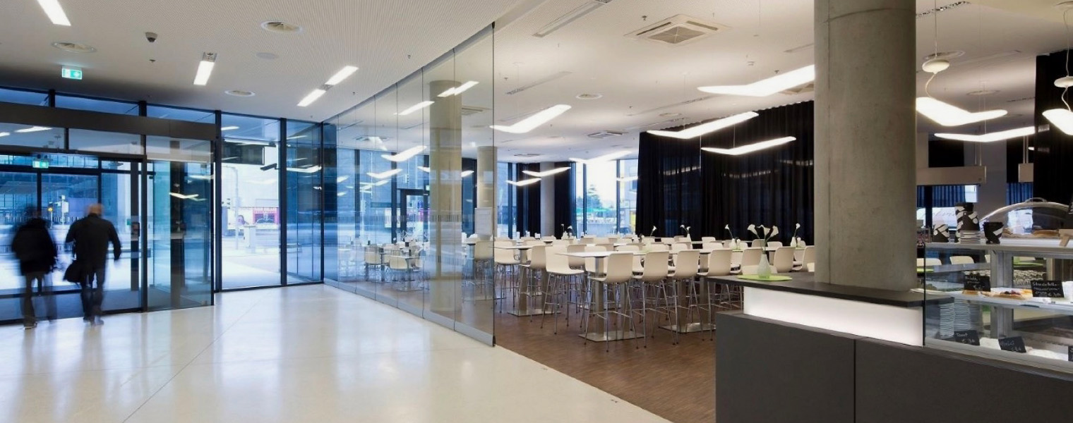 Innenraumaufnahme beim Eingang des Styria Media Centers, in der die verbauten Raumluftelemente zu sehen sind